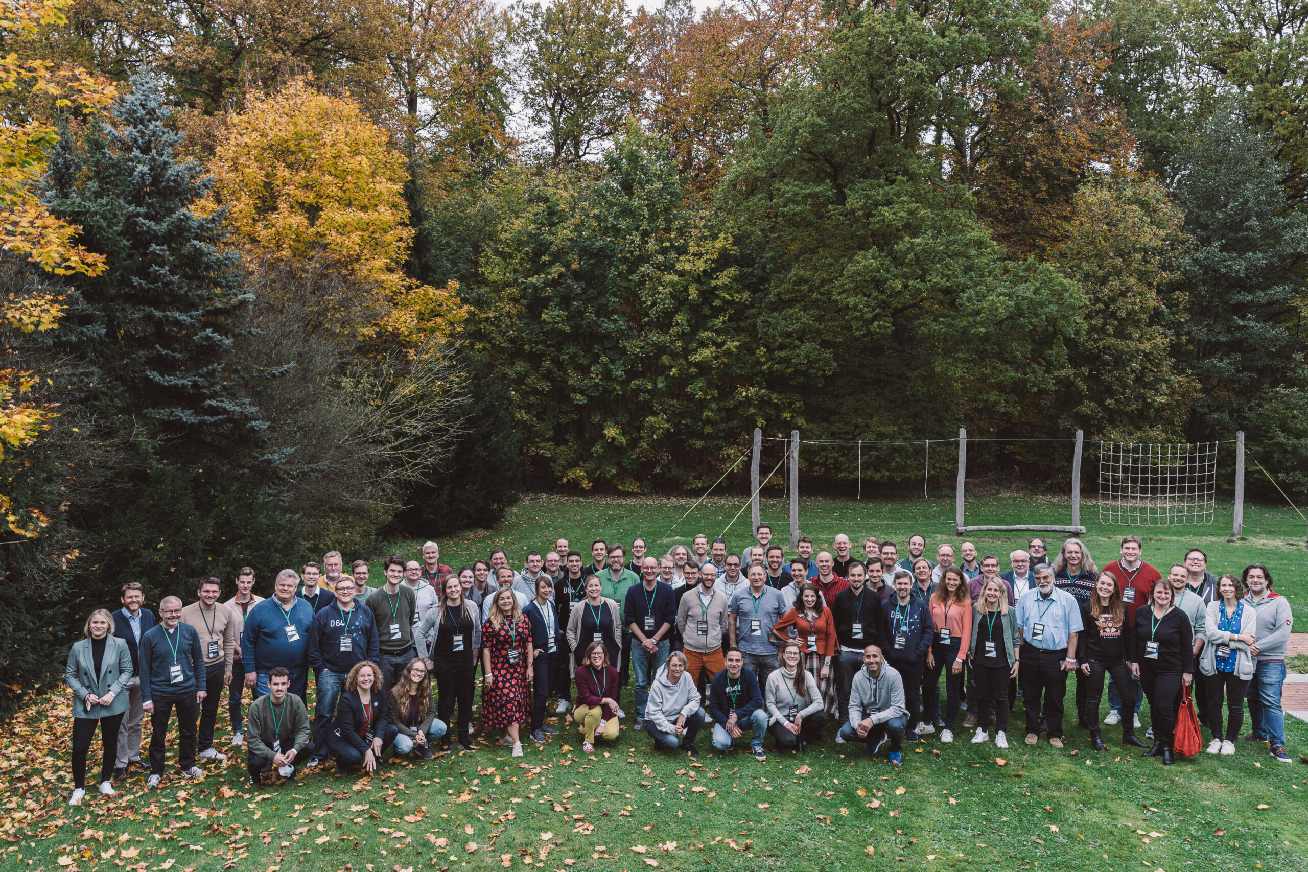 Gruppenfoto von D64-Mitgliedern, draußen im Herbst