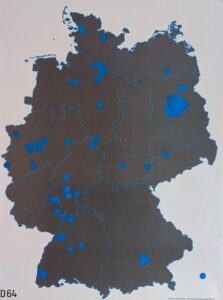 Deutschlandkarte mit Klebepunkte, die zeigen von wo die Teilnehmenden angereist sind.