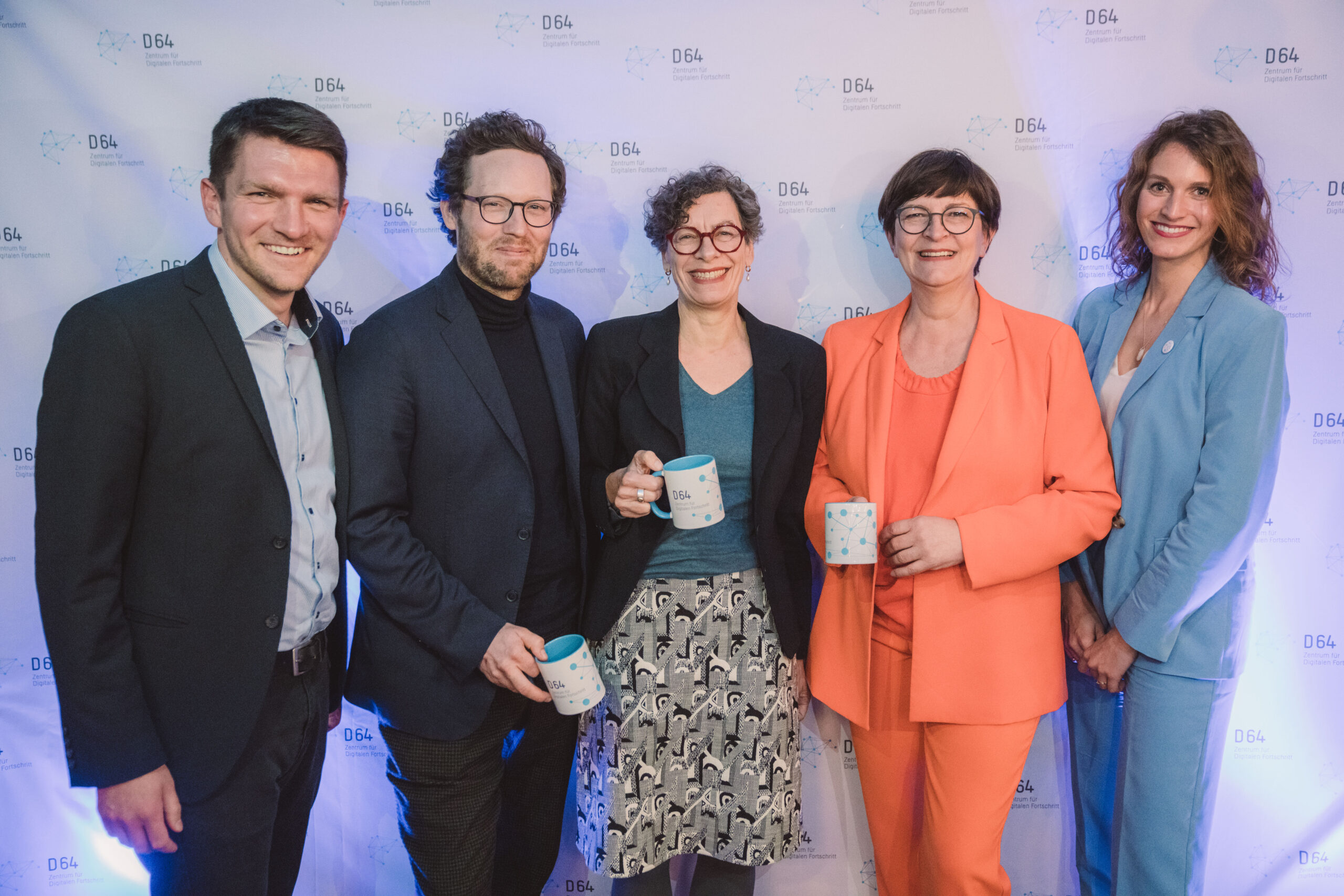 Panel-Teilnehmer des D64-Frühjahrsempfangs bei einem Gruppenfoto. Vlnr: Erik Tuchtfeld, Jan Philipp Albrecht, Prof. Dr. Jeanette Hofmann, Saskia Esken und Lena M. Stork. Foto: D64/Fionn Große.