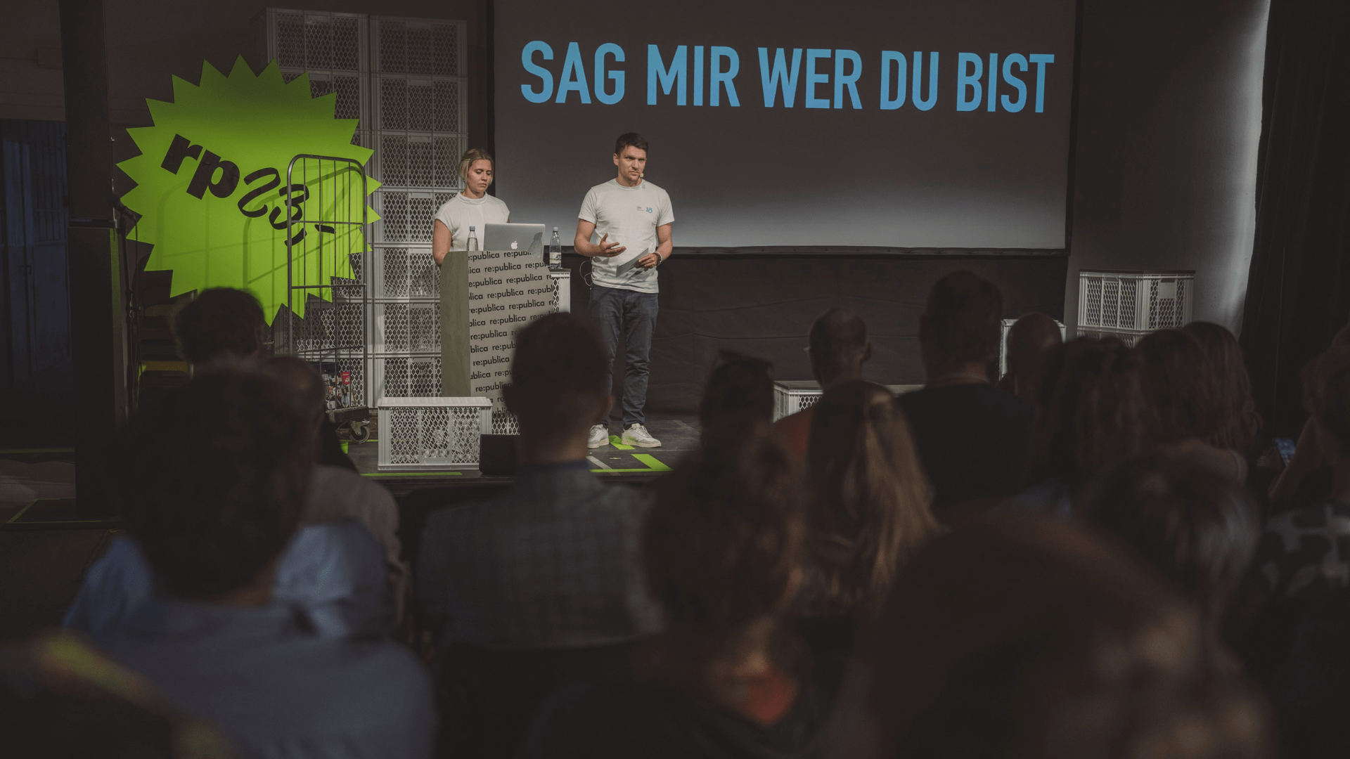 Khaleesi und Erik Tuchtfeld halten einen Vortrag.