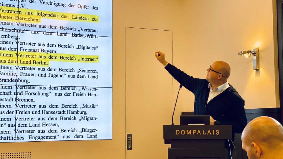 Leonhard Dobusch erläutert anhand einer Präsentation die Zusammensetzung des ZDF-Fernsehrates.