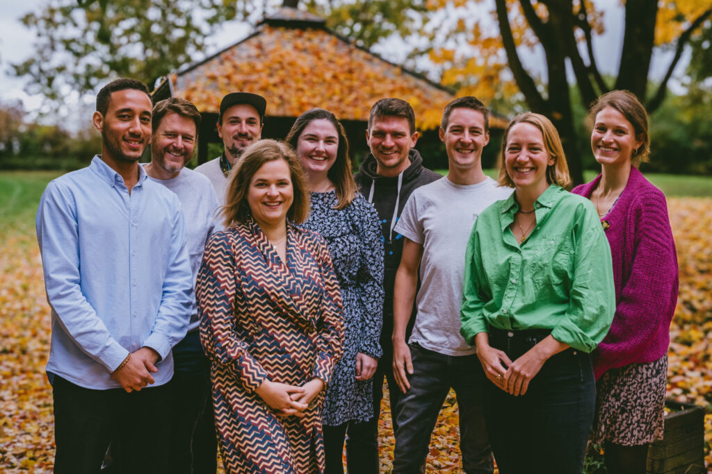 Gruppenfoto des Vorstands. V.l.n.r. Yannick Müller, Ralf Jäger, Philipp Marten, Monika Ilves, Anna Lob, Erik Tuchtfeld, Bendix Sältz, Svea Windwehr und Lena M. Stork