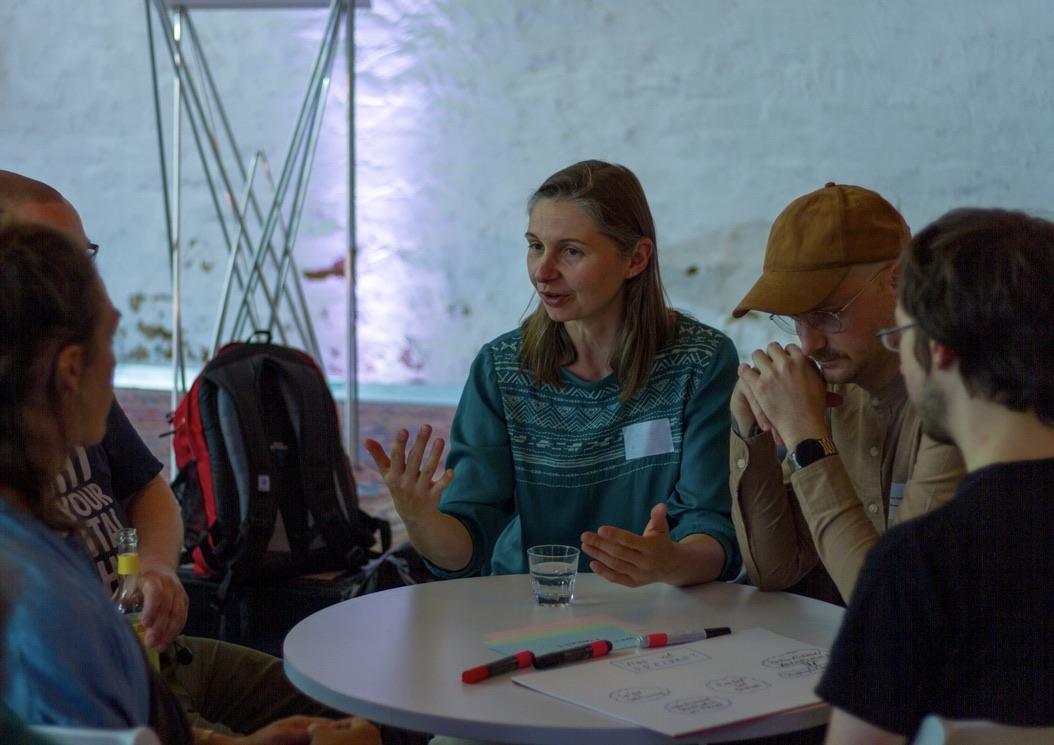Foto: Workshopteilnehmer:innen diskutieren Bedarfe im Bereich KI D64/Johann Lensing.