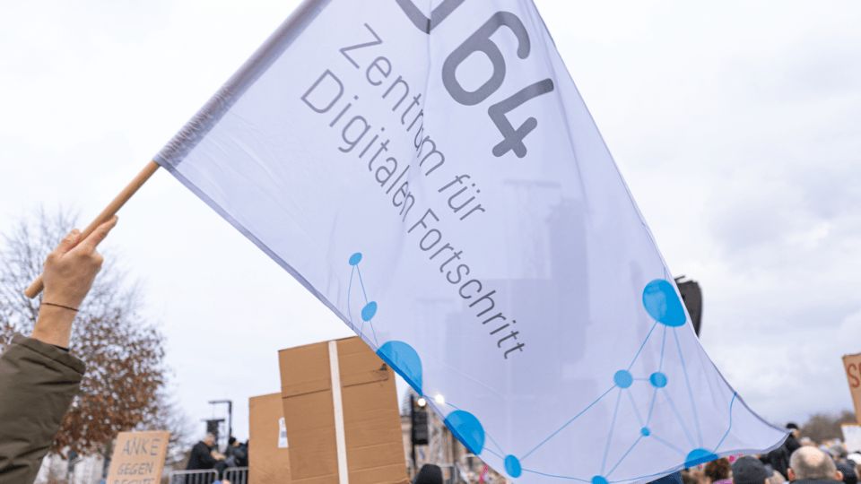 Foto: Fahne auf der D64 – Zentrum für Digitalen Fortschritt steht. Bildnachweis: D64/Falko Ortolf