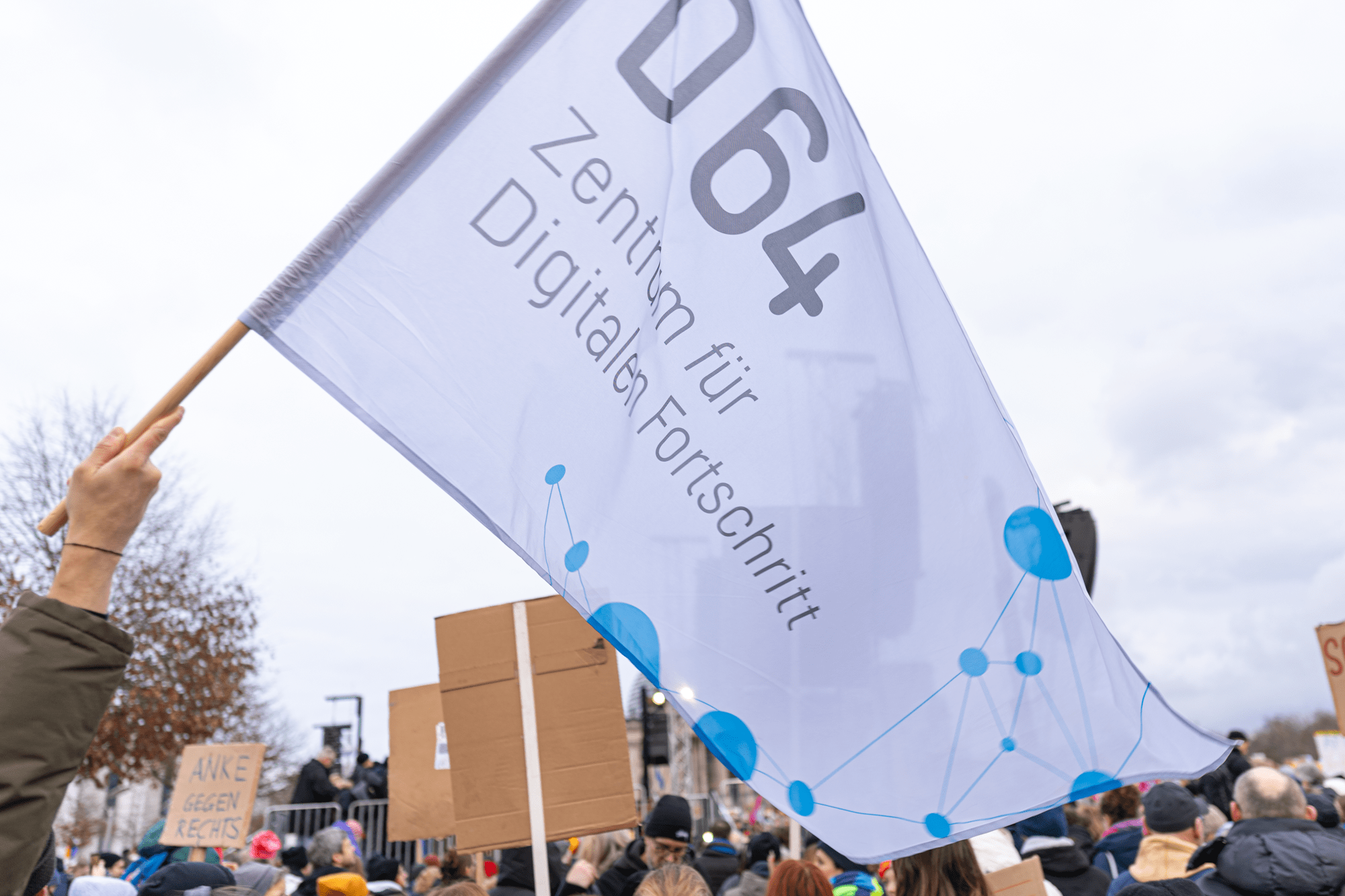 Foto: Fahne auf der D64 – Zentrum für Digitalen Fortschritt steht. Bildnachweis: D64/Falko Ortolf