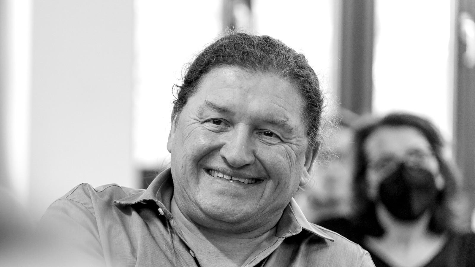 Ein Foto vom lachenden Oswald (Ossi) Prucker (schwarz/weiß)