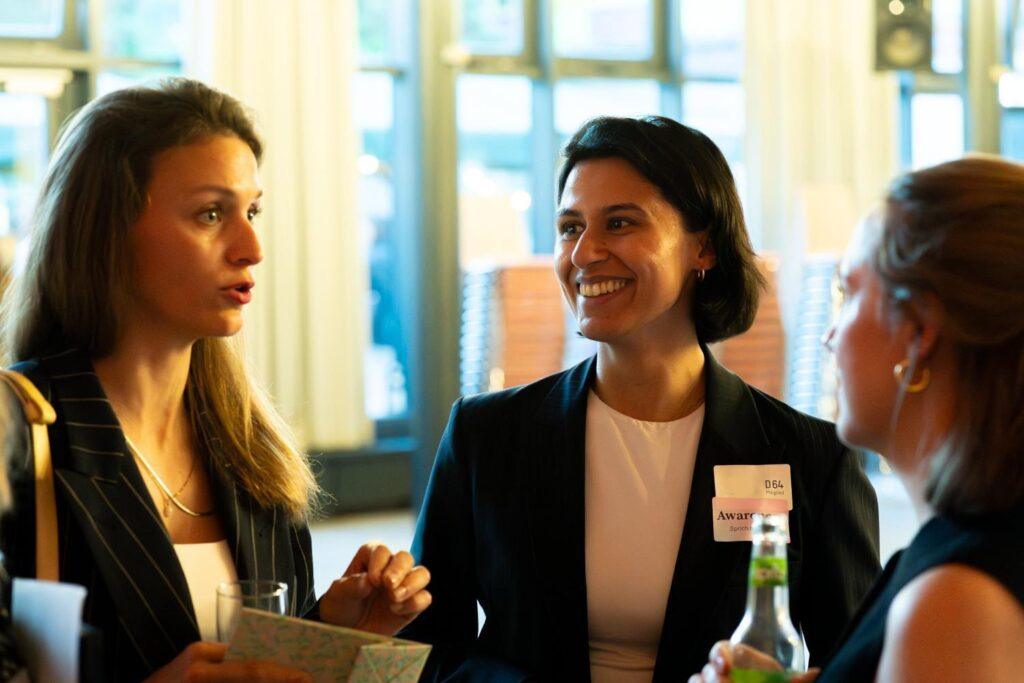 Drei Personen in einer Gesprächssituation.