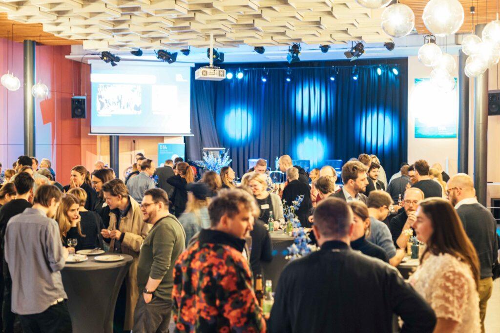 D64-Mitglieder und Gäste diskutieren auf dem Frühjahrsempfang 2026 in Berlin. Bild: D64/Pedro Da Silva