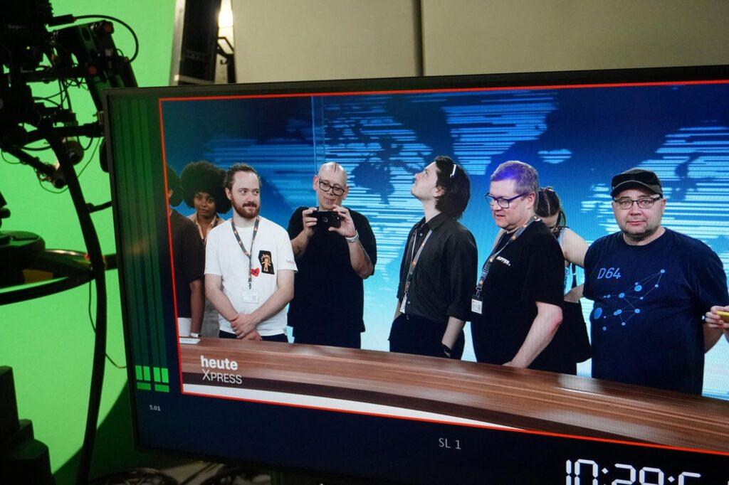 D64-Mitglieder fotografieren im ZDF-Heute-Studio. Bild: Raewyn Leipold-Olszówka
