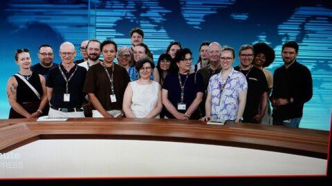 Gruppenfoto der D64-Mitglieder im ZDF-Heute-Studio. Bild: Raewyn Leipold-Olszówka