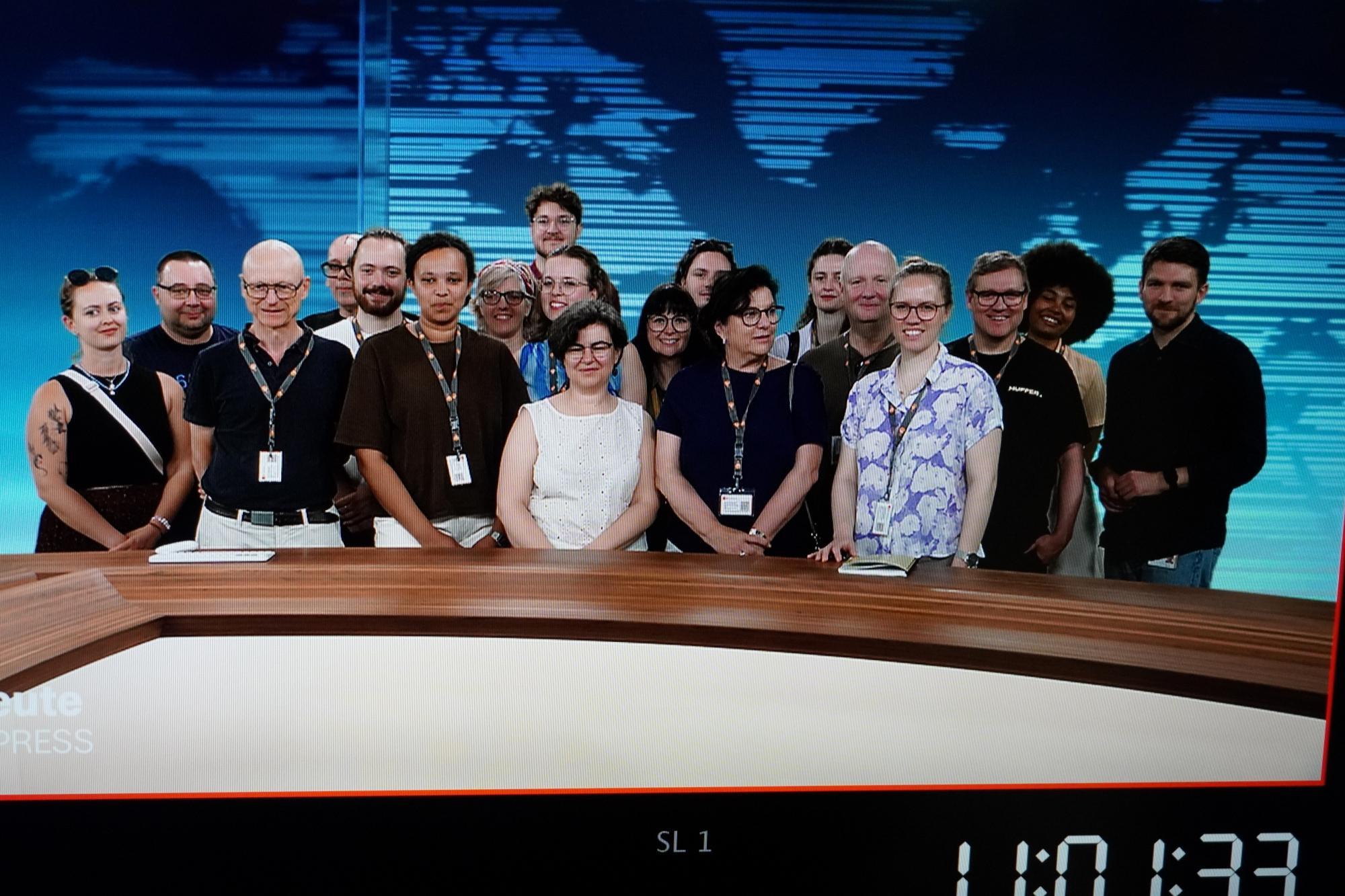 Gruppenfoto der D64-Mitglieder im ZDF-Heute-Studio. Bild: Raewyn Leipold-Olszówka