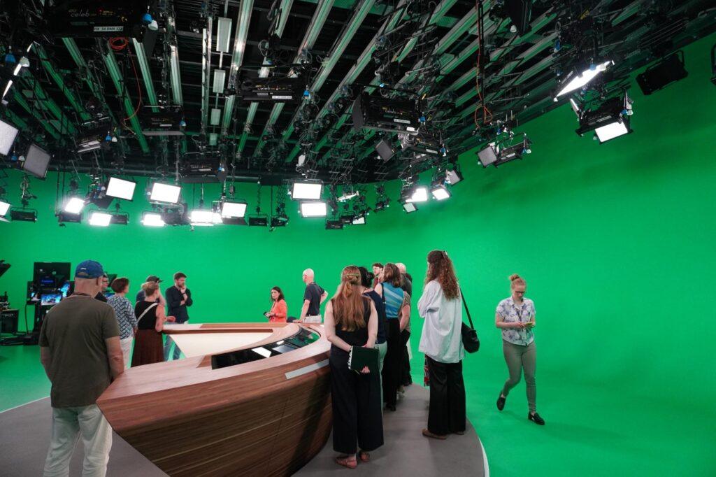 D64-Mitglieder besuchen das ZDF-Heute-Studio. Bild: Raewyn Leipold-Olszówka